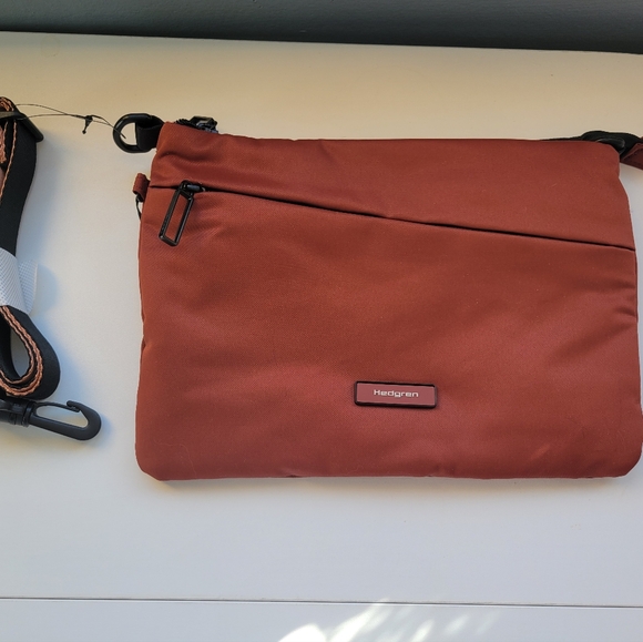 NEW HEDGREN orbit flat crossbody in cherry mahogany - Picture 10 of 12